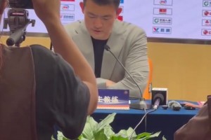 会整活！赛后上海球迷对着广厦大巴齐声高喊：感谢孙铭徽！视频封面